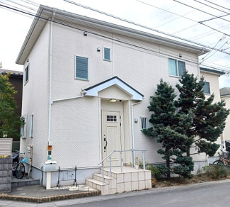 【外観】 | 草加市青柳８丁目　中古戸建 | 白を基調としたキレイな外観です。角地のため、日照・通風良好！