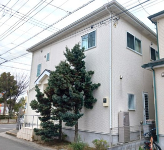 【外観】 | 草加市青柳８丁目　中古戸建 | 角地の立地に加え正面が公園のため、とても解放感のあるお家です。