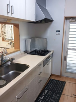 【キッチン】 | 草加市青柳８丁目　中古戸建 | 勝手口があり使い勝手の良いカウンターキッチンです。