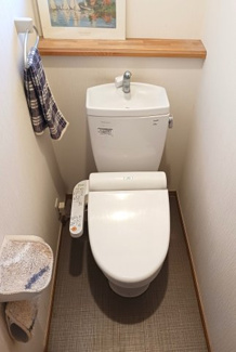 【トイレ】 | 草加市青柳８丁目　中古戸建 | お手洗いもゆったりスペースを確保。