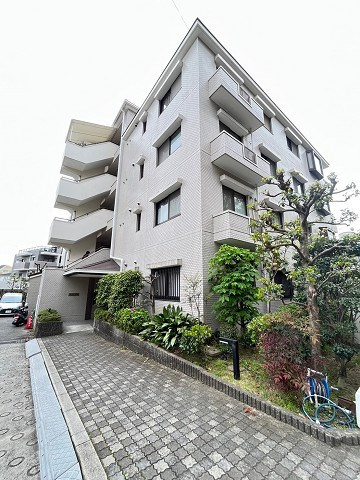 ガーデン甲東の外観