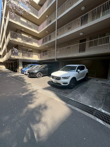 ガーデンハイツ須磨D棟の駐車場|車をお持ちの方に嬉しい駐車場付きの物件です