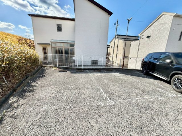 シャルマンフジ熊取壱番館の庭|来客用駐車場　※利用の際は管理組合の許可を得る必要があります