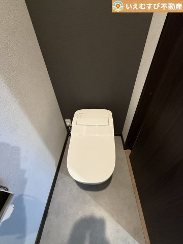 深谷市東方　中古戸建のトイレ|シンプルで清潔感のあるトイレ
暖房便座付きなので寒い冬でも快適に使用できます！