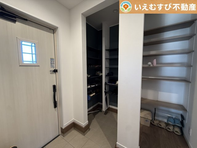 深谷市東方　中古戸建の玄関|大容量の土間収納付き
棚も付いた土間収納付きなのでベビーカーやお子様の遊び道具なども置いておけます♪