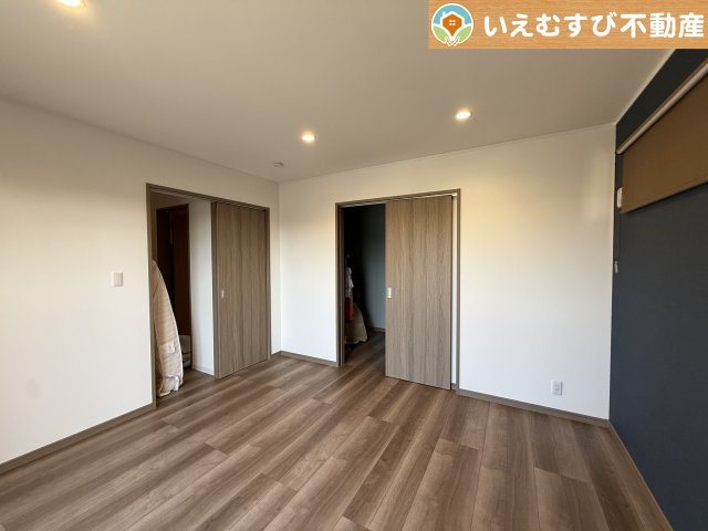 深谷市東方　中古戸建の洋室|ぬくもりのある色合いでシンプルな洋室
日当り良好で明るい洋室！大容量のウォークインクローゼット付き♪