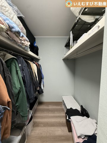 深谷市東方　中古戸建の収納|たっぷりの収納力を備えたウォークインクローゼット
たくさん収納できるので季節物やかさばるバッグなども片付きます♪
