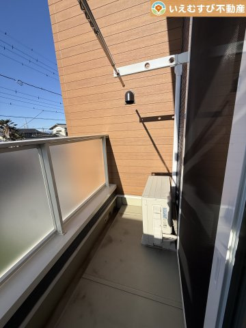 深谷市東方　中古戸建のバルコニー|ゆとりの広さのバルコニー
採光たっぷりなのでお洗濯ものが乾きやすい♪おふとんを干すにも余裕の広さ！