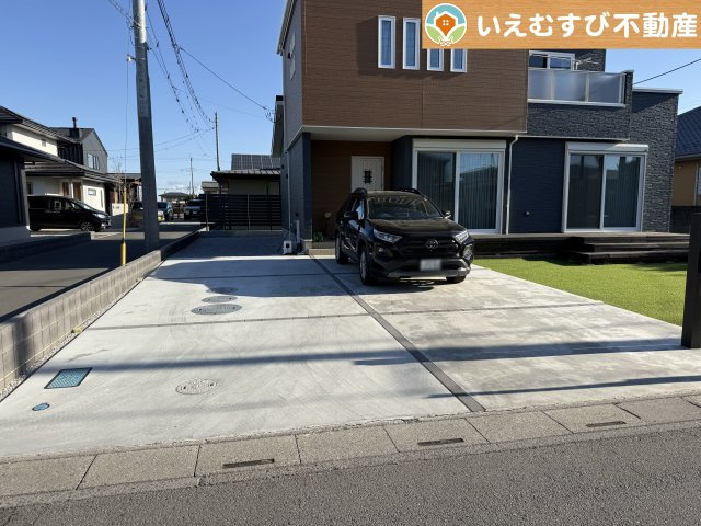 深谷市東方　中古戸建の駐車場|4台駐車可能なゆとりのカースペース
複数台車をお持ちでも、お友達が遊びに来てもゆとりの駐車スペース！