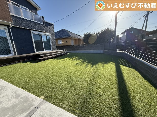 深谷市東方　中古戸建の庭|元気なお子様のお外遊びも、自宅のお庭なら安心！
お庭が広いとお子様と遊んだりBBQをしたりと楽しみも増えそう♪