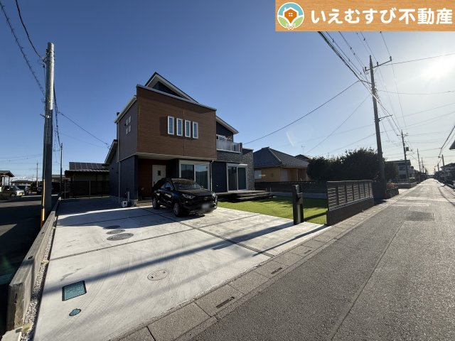 深谷市東方　中古戸建の前面道路含む現地写真|充分な広さの前面道路
間口が広くお車の出し入れも問題なく行えるスペースが確保されています♪