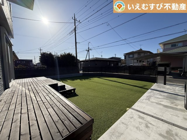 深谷市東方　中古戸建の庭|庭に面した広々ウッドデッキ付きが嬉しい！
お庭で遊ぶお子様の様子を眺めながらお茶をしたり、BBQをしたりと楽しみ色々！