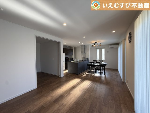 深谷市東方　中古戸建の居間・リビング|開放感と家族との距離感にこだわったＬＤＫ
採光たっぷりのリビングで休日には家族みんなでくつろげそうですね♪