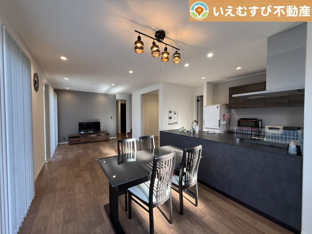 深谷市東方　中古戸建の居間・リビング|自然光で満たされる明るく開放感溢れるリビング
たっぷりの採光で明るい空間。家族みんなでくつろげます♪