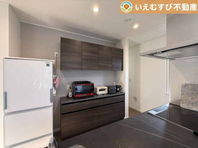深谷市東方　中古戸建のキッチン|嬉しい食器棚付きのキッチン！
建付けの食器棚付きで、デザインの統一されたキッチン！使い勝手も良好です♪