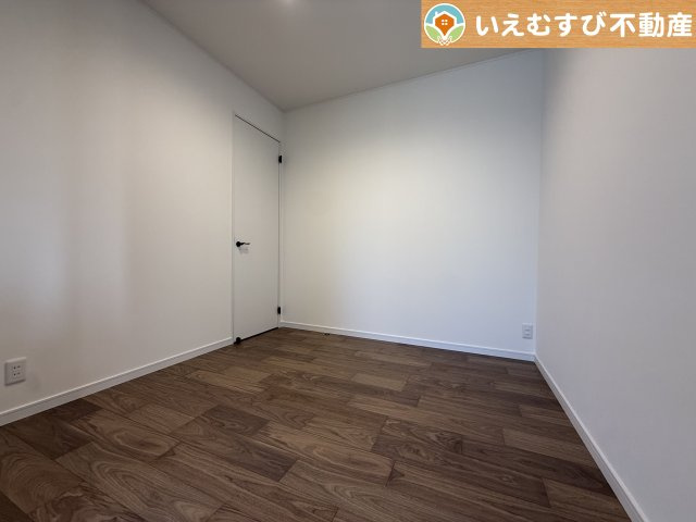 深谷市東方　中古戸建の洋室|4.5帖の1階洋室は小さなお子様のお世話に大活躍
全居室洋室プランで統一感のある空間！LDK横も洋室なので開放して広々空間にしても◎