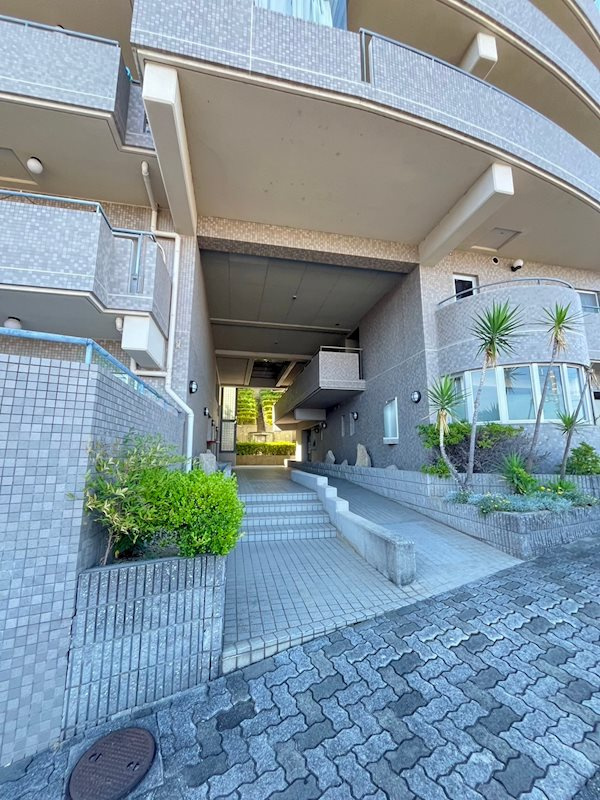 グランドゥール逆瀬川のエントランス