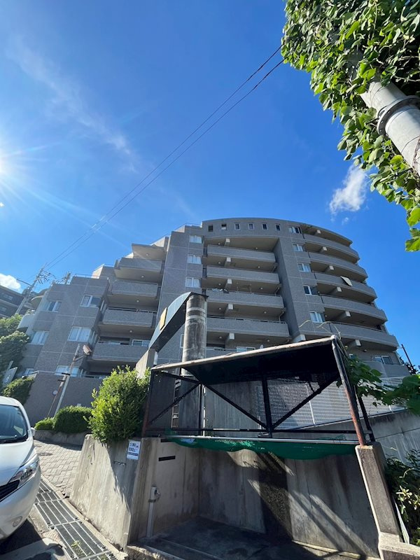 グランドゥール逆瀬川の外観