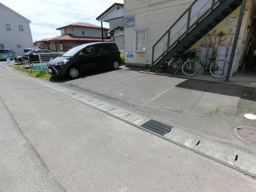 ホワイトコート前九年Cの駐車場