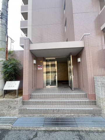 グランドール西岡本のエントランス