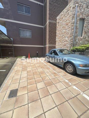 シャンブル仁左衛門の駐車場
