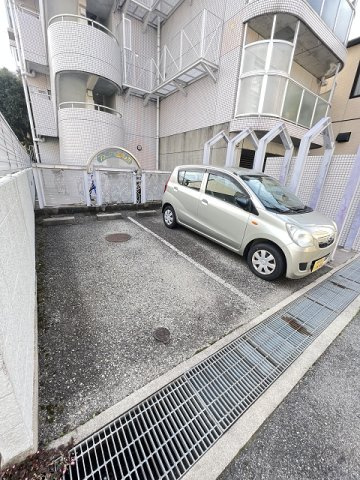 シロハイヌ武庫之荘の駐車場