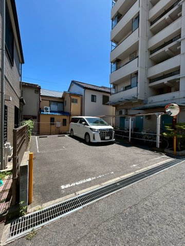 シャロンT・Iの駐車場