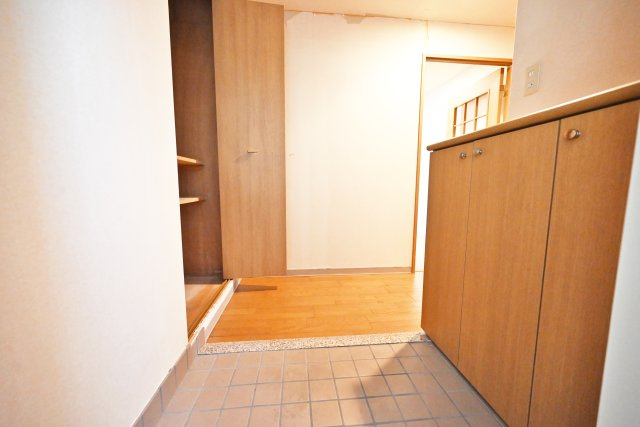 モンテベルデ吹田の玄関|玄関にはシューズボックスがついております。上に思い出の品や写真を飾ることによって、帰宅時に心安らぐ空間を作ることができます。