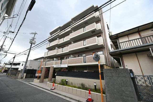 モンテベルデ吹田の外観|最上階のため、上の階からの音漏れがなく、快適な生活を送ることができます。またTVモニター付きインターホンがついているため、一人暮らしでも安心です。