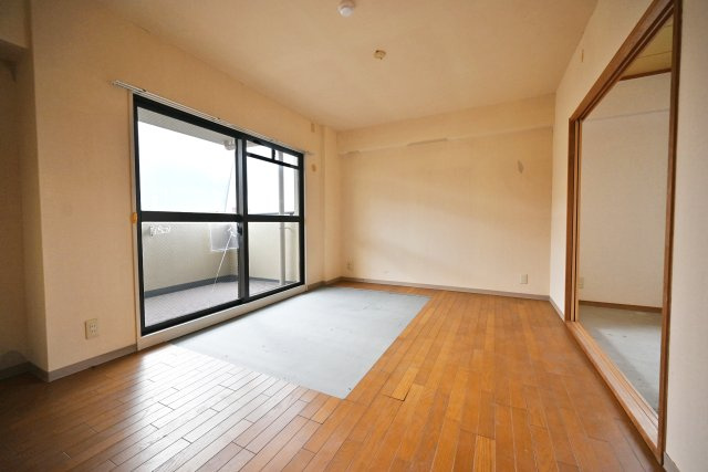 モンテベルデ吹田の居間・リビング|11.88帖のリビングです。ダイニングテーブルとソファを置いても余裕があり、ご家族全員が集まってもゆったりとお過ごしいただけます。