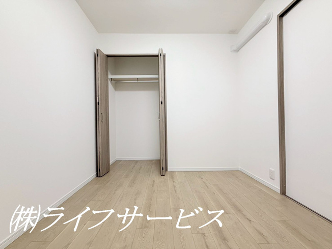 【洋室】 | ファミール北大阪パークサイド | 洋室４．５帖／クロゼット有／エアコン設置可能／奥行きあるクロゼットは収納に便利です♪