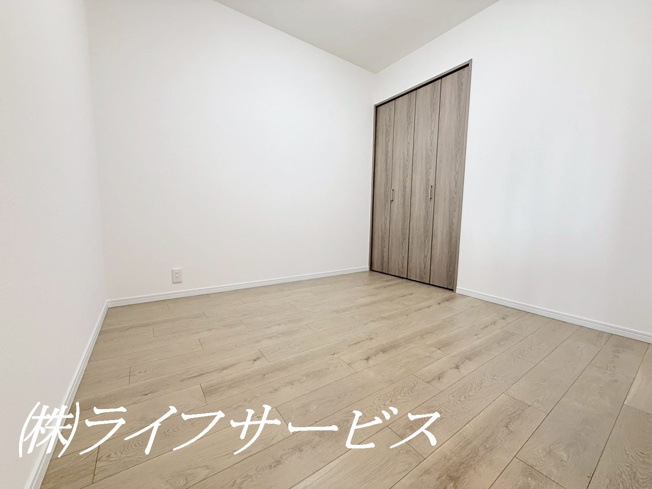 【洋室】 | ファミール北大阪パークサイド | 洋室４．５帖／クロゼット有／エアコン設置可能／奥行きあるクロゼットは収納に便利です♪