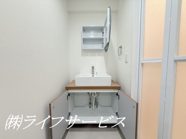 【洗面所】 | ファミール北大阪パークサイド | シャワー付洗面化粧台／オシャレな丸型ミラーキャビネット付！毎日の身支度も気分アップ♪