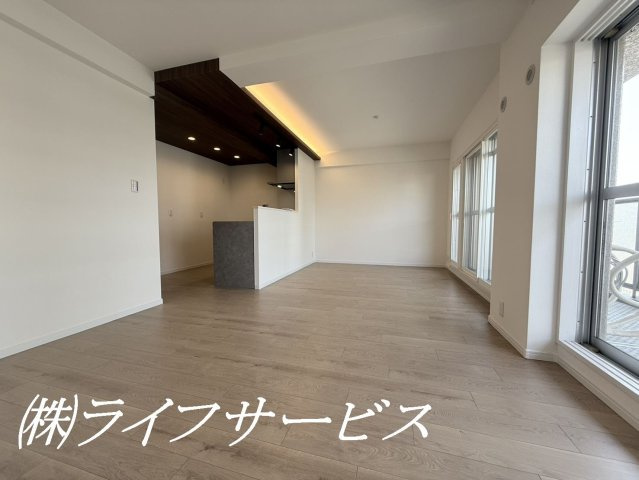 【居間・リビング】 | ファミール北大阪パークサイド | 約１７.５帖のリビングルーム／広々としており、陽当り良好なリビングルームです♪カウンターキッチンからリビング全体を見渡せる開放的なＬＤＫ！