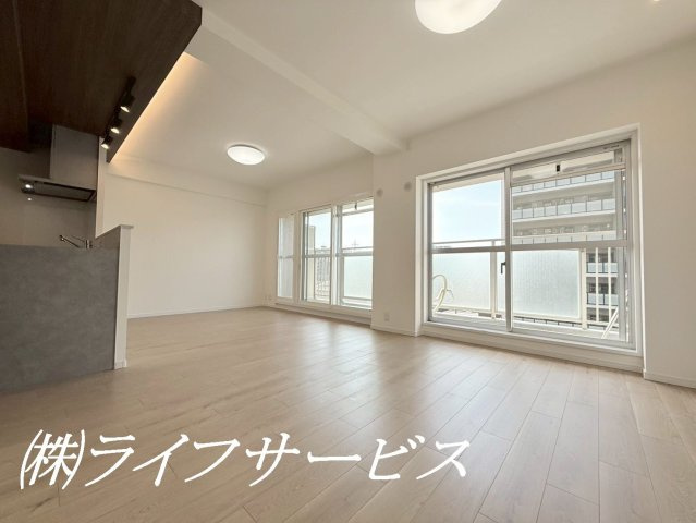 【居間・リビング】 | ファミール北大阪パークサイド | 約１７.５帖のリビングルーム／広々としており、陽当り良好なリビングルームです♪カウンターキッチンからリビング全体を見渡せる開放的なＬＤＫ！