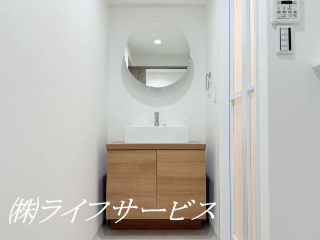 【洗面所】 | ファミール北大阪パークサイド | シャワー付洗面化粧台／オシャレな丸型ミラーキャビネット付！毎日の身支度も気分アップ♪
