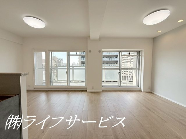 【居間・リビング】 | ファミール北大阪パークサイド | 約１７.５帖のリビングルーム／広々としており、陽当り良好なリビングルームです♪カウンターキッチンからリビング全体を見渡せる開放的なＬＤＫ！