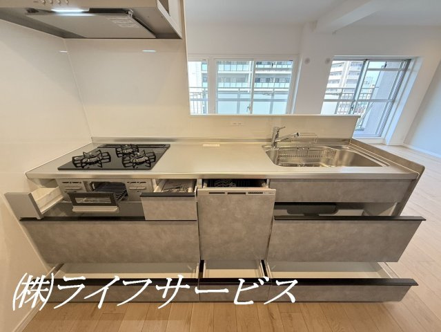 【キッチン】 | ファミール北大阪パークサイド | システムキッチン／食器洗浄乾燥機付、３口ガスコンロでお料理楽々♪カウンターキッチンの為、リビング全体を見渡すことができます！