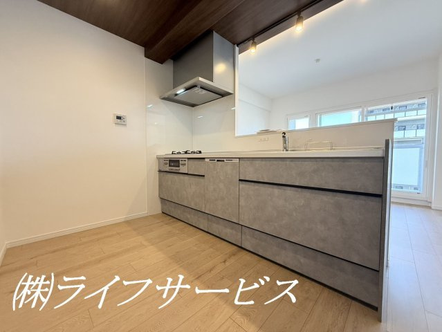 【洋室】 | ファミール北大阪パークサイド | システムキッチン／食器洗浄乾燥機付、３口ガスコンロでお料理楽々♪カウンターキッチンの為、リビング全体を見渡すことができます！