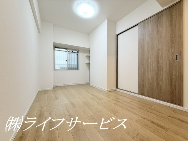【洋室】 | ファミール北大阪パークサイド | 洋室６．９帖／クロゼット有／広々とした洋室で、ベッドを置いてもゆとりある空間です♪クロゼットは奥行きがあり収納に便利！