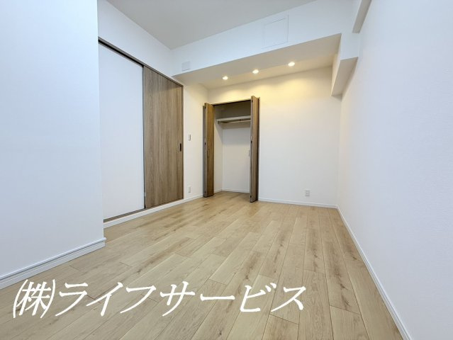 【洋室】 | ファミール北大阪パークサイド | 洋室６．９帖／クロゼット有／広々とした洋室で、ベッドを置いてもゆとりある空間です♪クロゼットは奥行きがあり収納に便利！