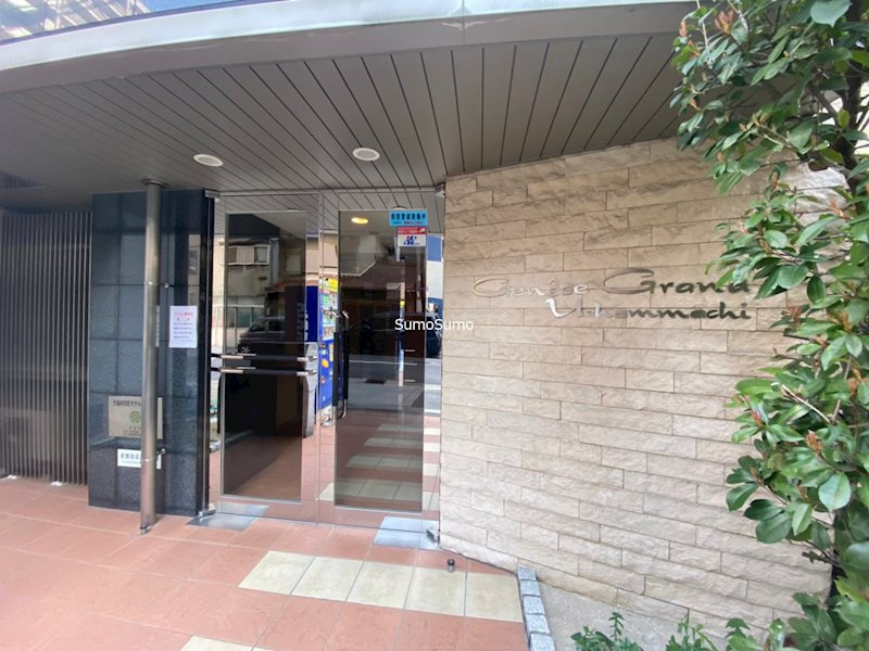 ジュネーゼグラン上本町のエントランス
