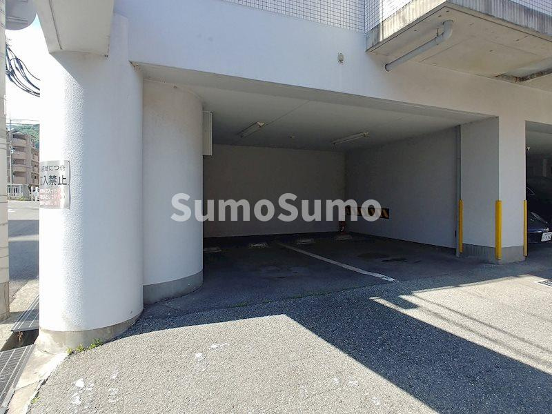 クレフ本山の駐車場
