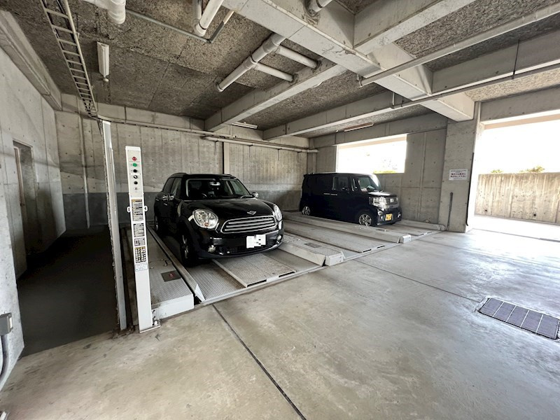 グリーンコート若草の駐車場|駐車場があるので、車を買う予定の方も安心です