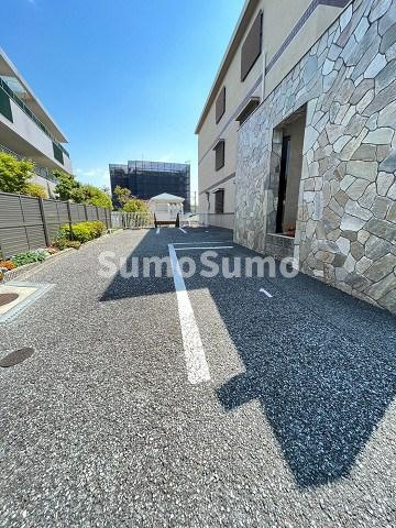 クレール夙川の駐車場