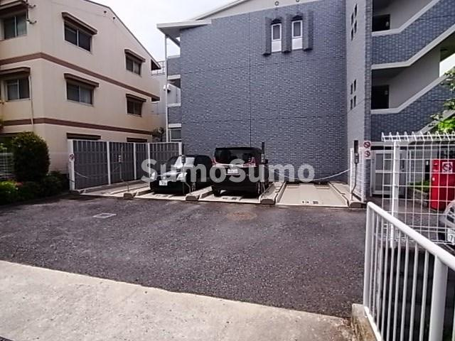 クレセール尼崎の駐車場