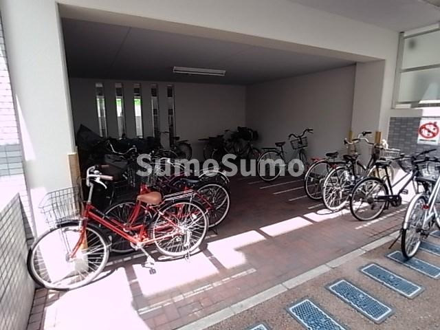 クレセール尼崎の駐車場