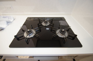 【内観：施工例】 | 【仲介手数料無料！！】府中市南町3丁目　新築戸建て（全2棟）NO.2棟　5880万円 | ガラストップコンロ