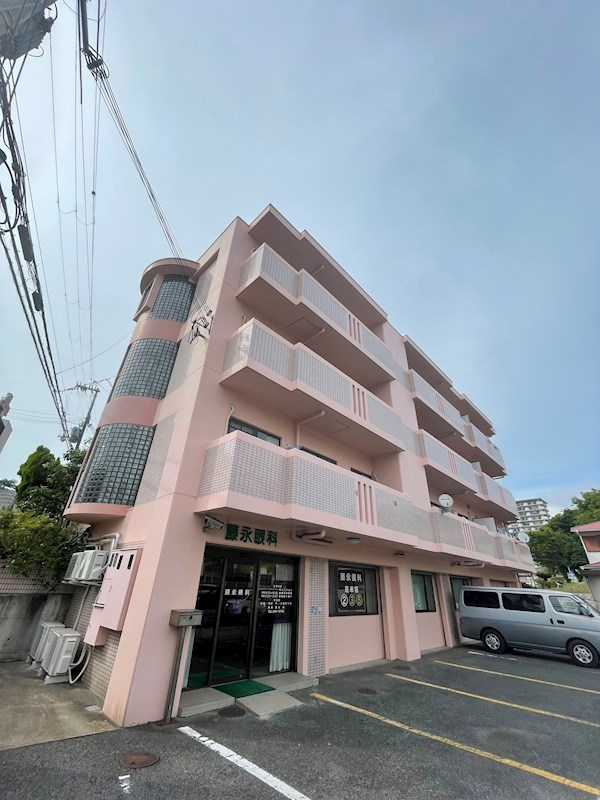 クリスタルハーモニー西棟の外観