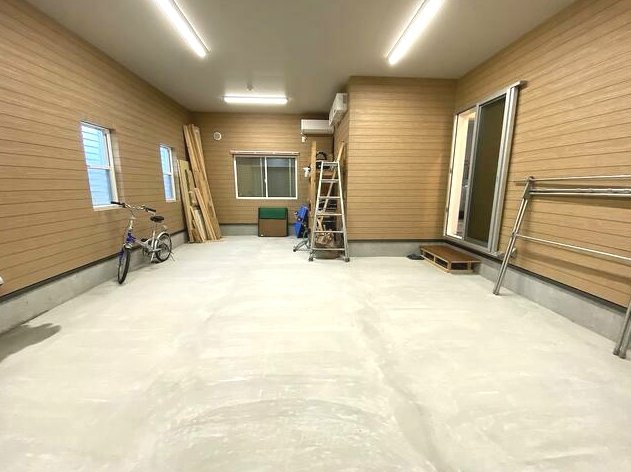 長生郡白子町剃金　中古戸建の駐車場|令和7年4月築 敷地約92坪  リビング約26.5帖 電動シャッターガレージ  白子海岸まで車約3分